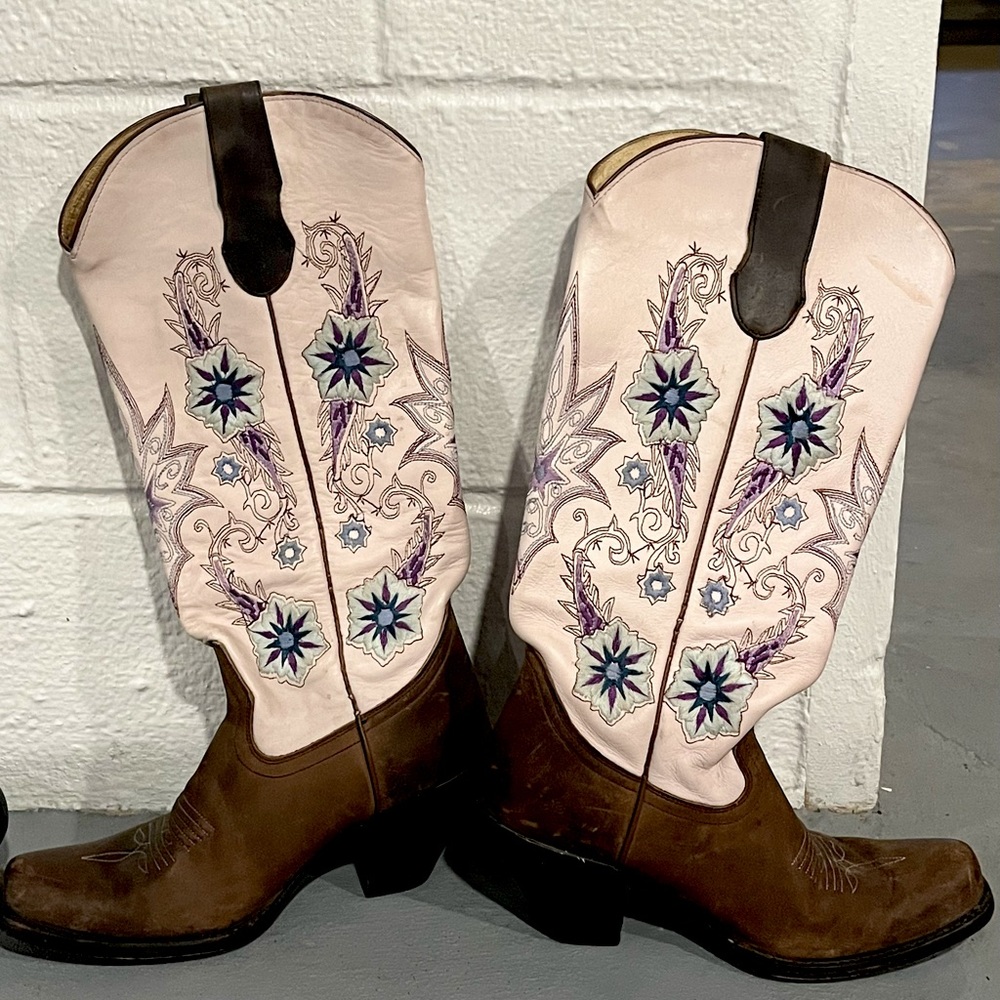 Unique beautiful Cowgirl boots size 6